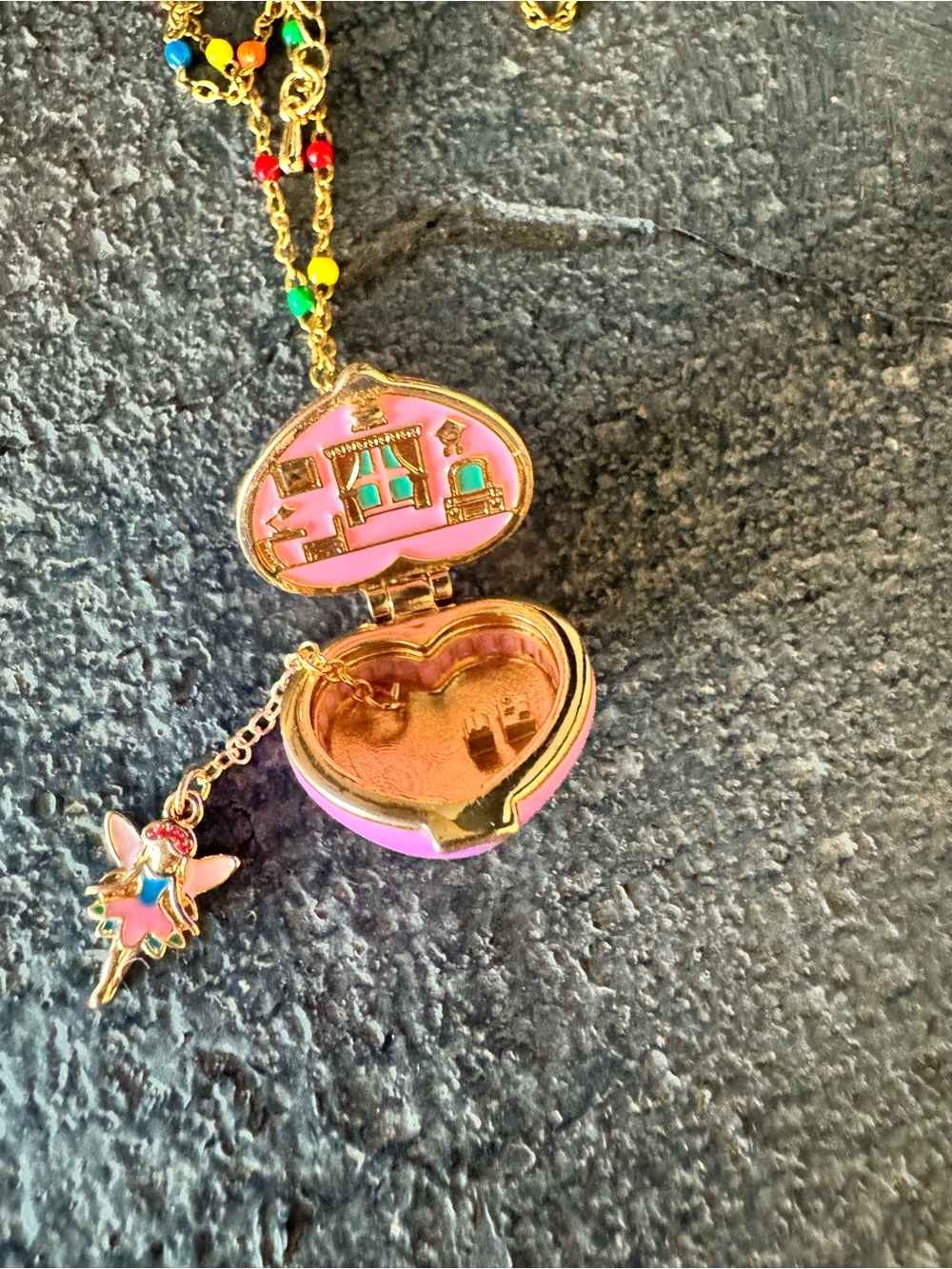 Adorable Polly Pocket-inspired heart locket necklace